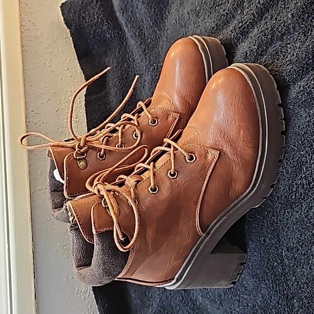 Cushionaire Brown Lace Up Platform Boots Worn Once Size 6.5
